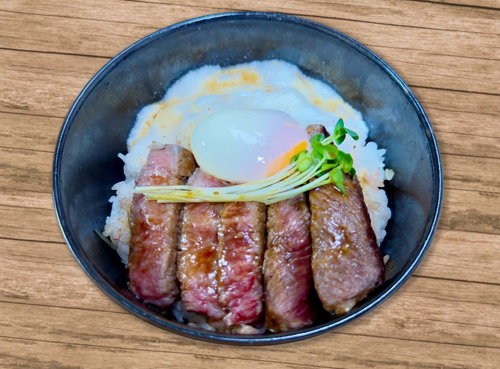 温玉とろろサーロインステーキ丼