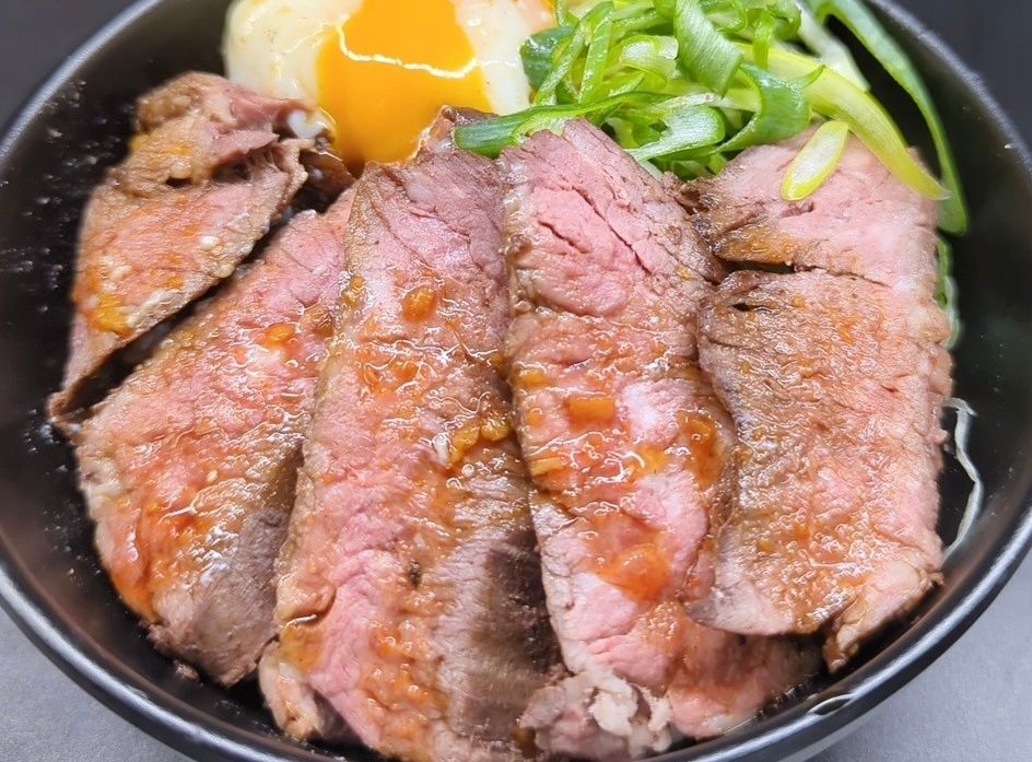 ハラミステーキ丼～九条ネギと黒煎り七味～