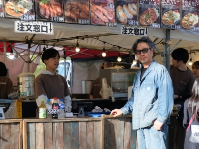 欧風カレーで人気のKIYOSHI'S KITCHENをプロデュースするアジカン・伊地知潔さんに、フェス飯のこだわりを聞いた。