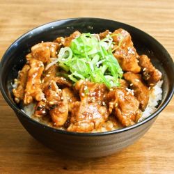 ホルモンMIX丼ぶり 黒だれ