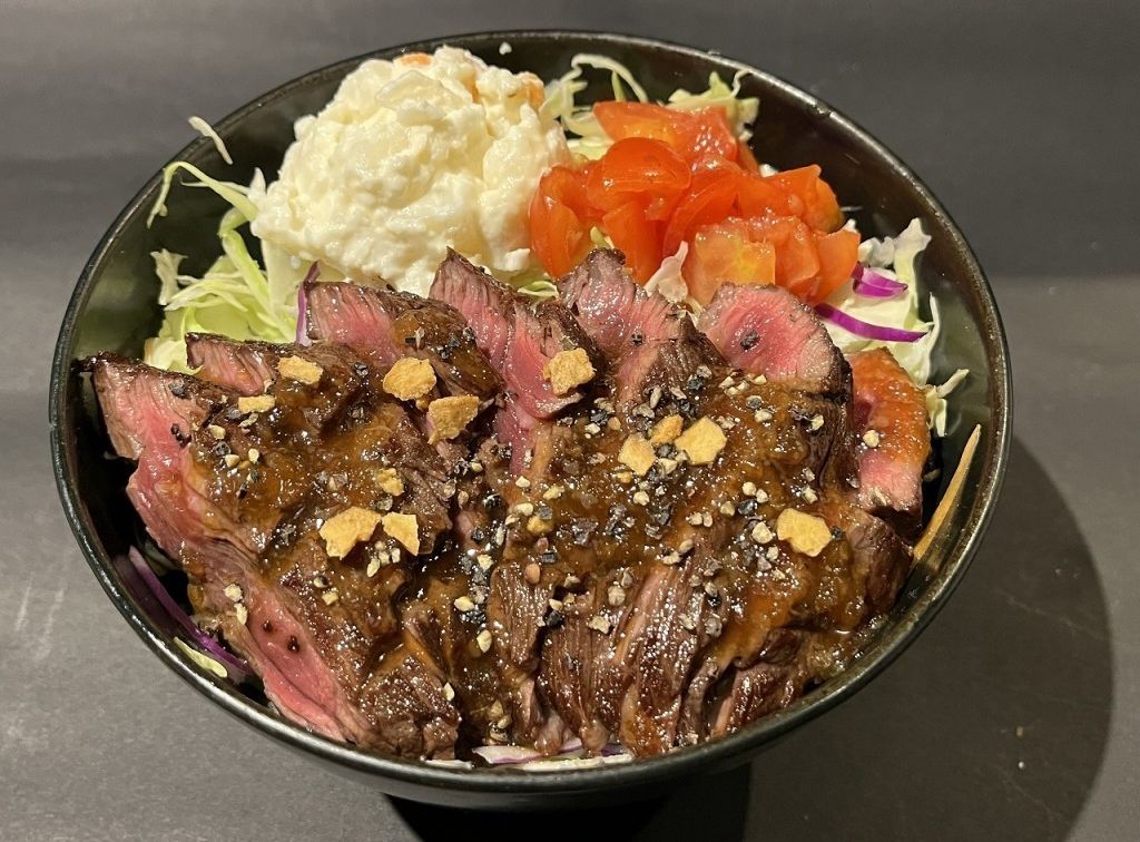 夢正牛の熟成ハラミステーキ丼（ペッパー&オニオン）