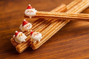 クリスマスドリンクと温かいフード＆チュロスのお店