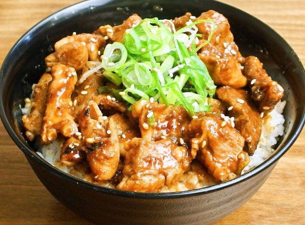 ホルモンMIX丼ぶり 黒だれ
