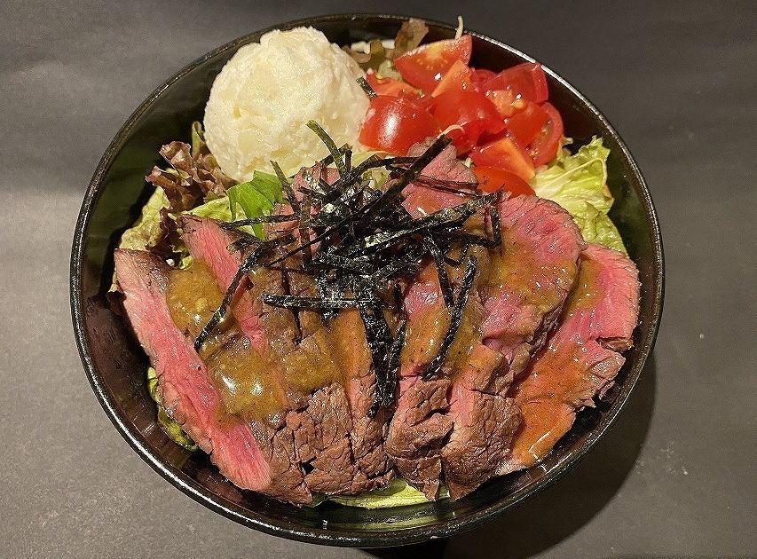 夢正牛の熟成ハラミステーキ丼（わさびグレイビーソース）