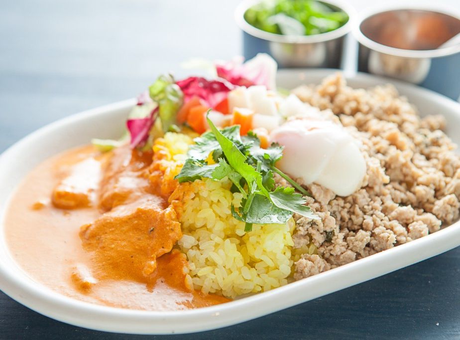 バターチキンカレー&ガパオ温泉卵のせ