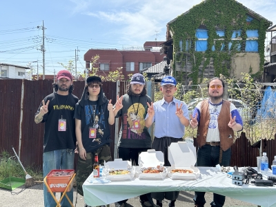 ”結いのおと”にバンドセットで登場したSkaai。メンバーみんなとピザ＆ビールで乾杯！