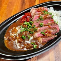 牛ステーキと欧風カレーのあい盛り