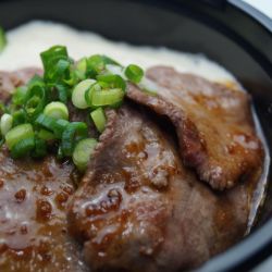 牛たん麦とろ丼