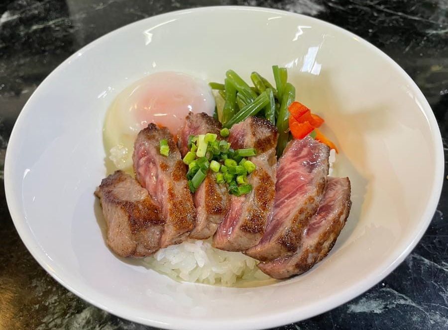 ステーキ丼　湯沢わらび添え