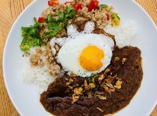 カレーとガパオのコンビ