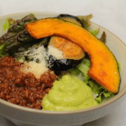 肉みそアボカドマヨごはん