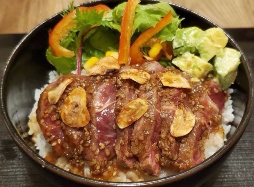 希少部位ザブトンの柔らかガーリックステーキ丼