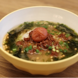 肉味噌と梅の出汁茶漬け