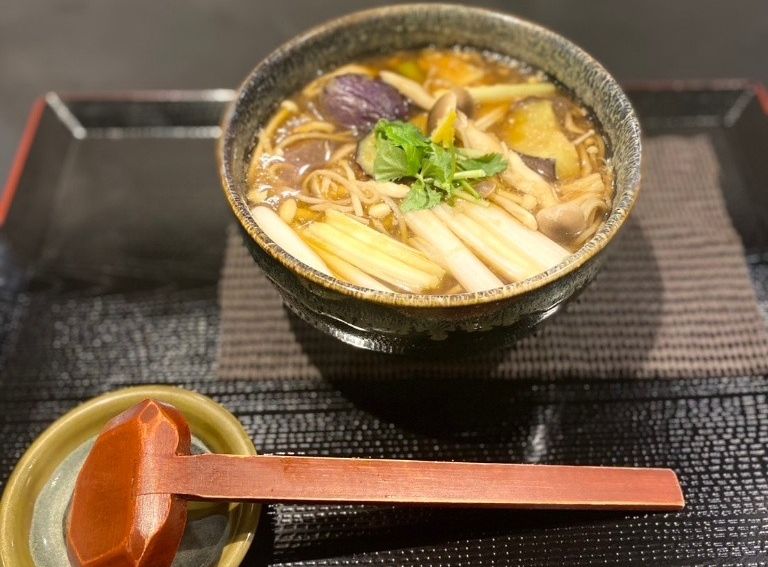 きのこと揚げなすの蕎麦