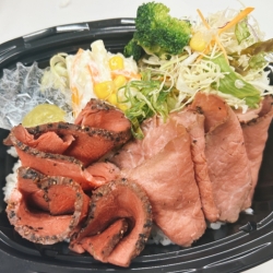 鹿肉のローストとローストビーフの食べ比べ弁当