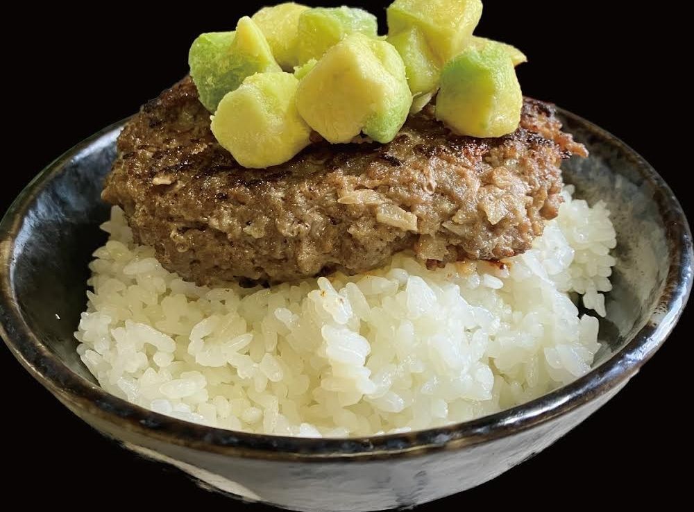 松阪牛入り牛ひき肉とアボカドとコシヒカリ