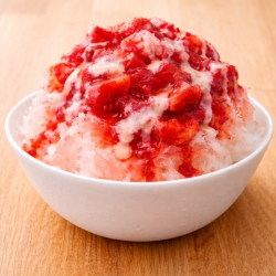 果肉とろける苺のかき氷