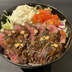 夢正牛の熟成ハラミステーキ丼（ペッパー&オニオン）