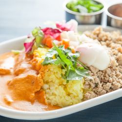 バターチキンカレー&ガパオ温泉卵のせ