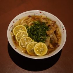 関西出汁のすだちかすうどん