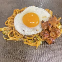 ホルモン焼うどん目玉焼きのせ