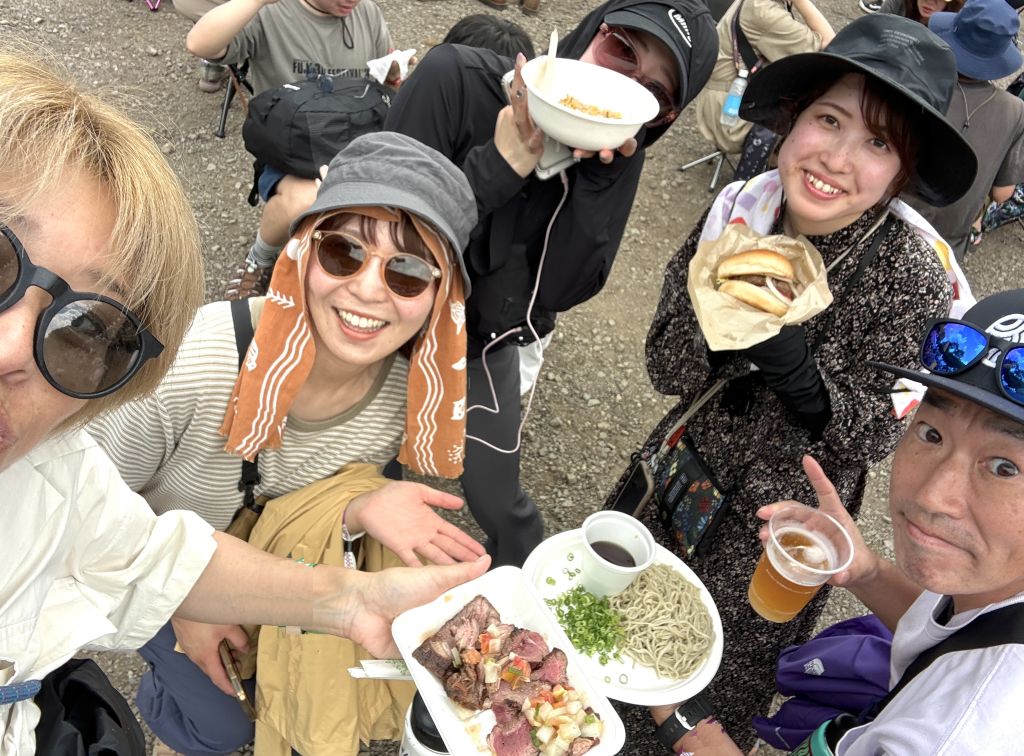 フジロックでは、仲間とワイワイ食べるフェス飯がよし！