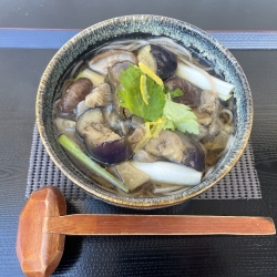 揚げなすとキノコのそば