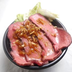 ハワイアンローストビーフ丼