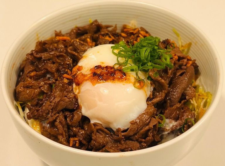 品川名物温玉焼き牛すじ飯(甘辛タレ)