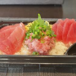 まぐろづくし丼