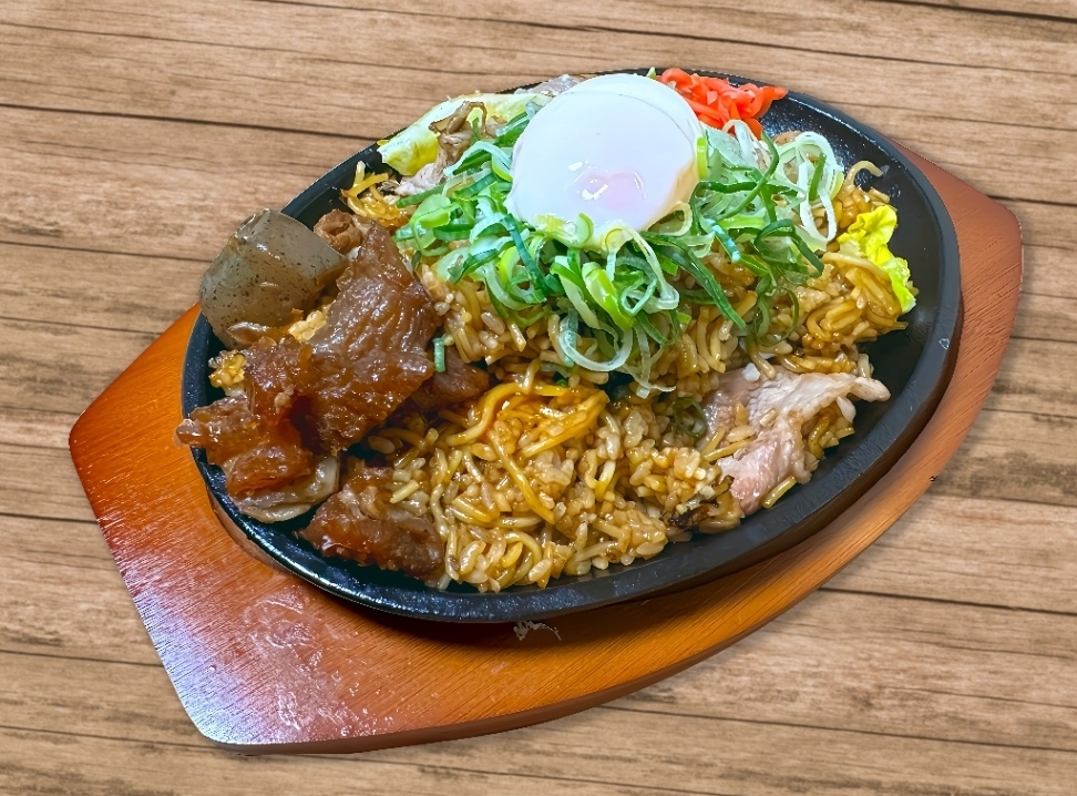 神戸名物 温玉そばめし牛すじ乗せ