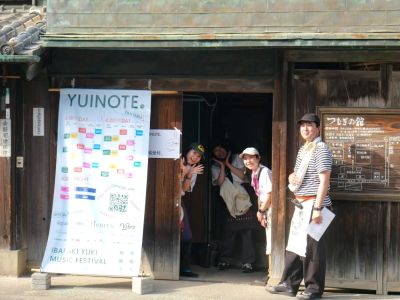 街中音楽祭「結いのおと」では、街中を歩きながら食べられるワンハンドメニューを