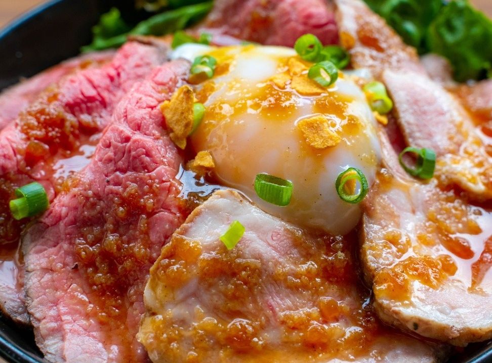 “極み″ローストビーフ&ローストポークの合盛り丼