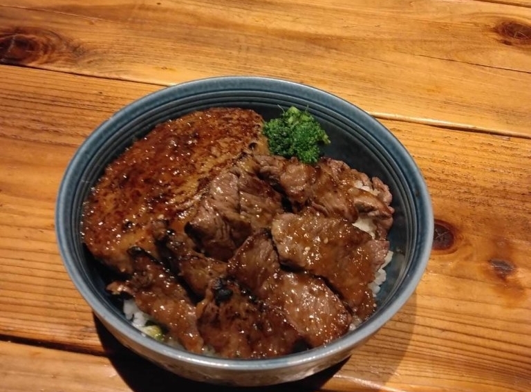 ダブル牛ステーキ丼（牛ハラミ＆牛ハンバーグ）