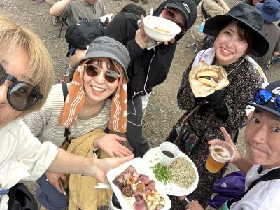 フジロックでは、仲間とワイワイ食べるフェス飯がよし！