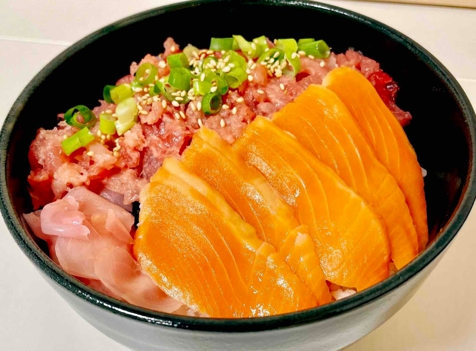 天然まぐろたたきトロサーモン丼