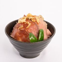 シェフ特製 秘伝ダレを使用したローストビーフ丼