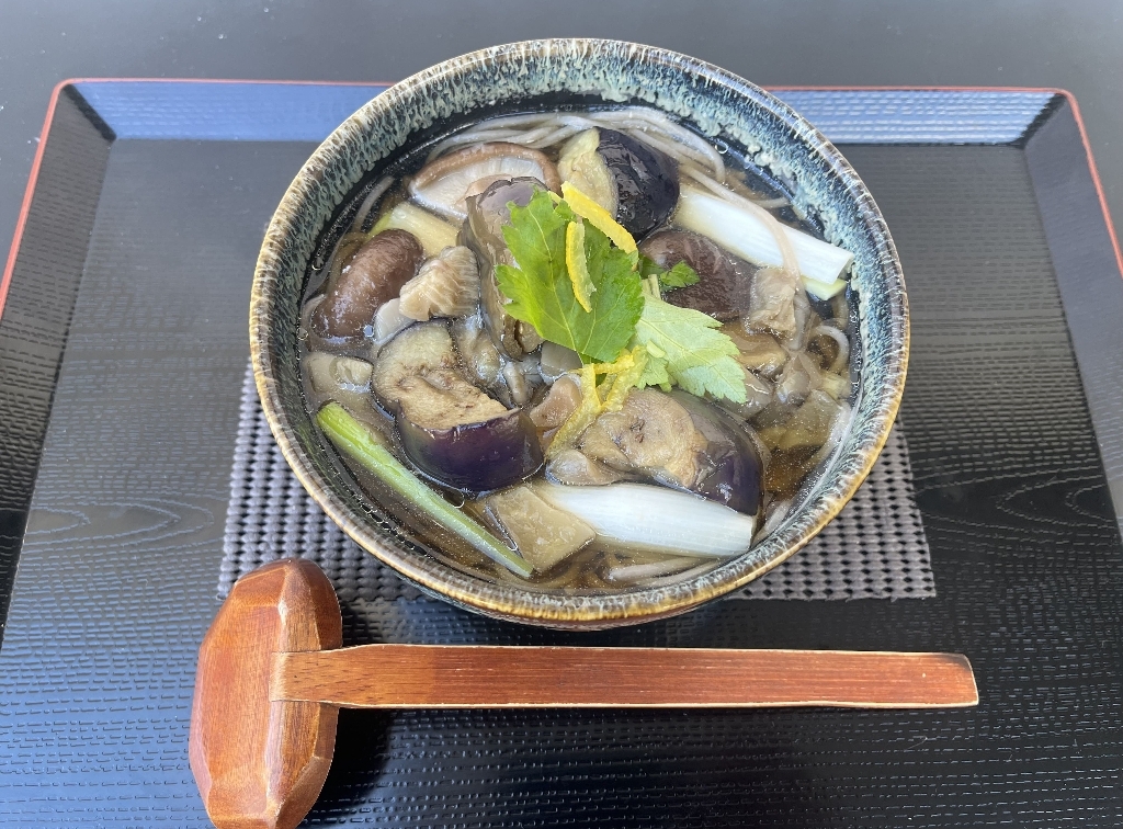 揚げなすとキノコのそば