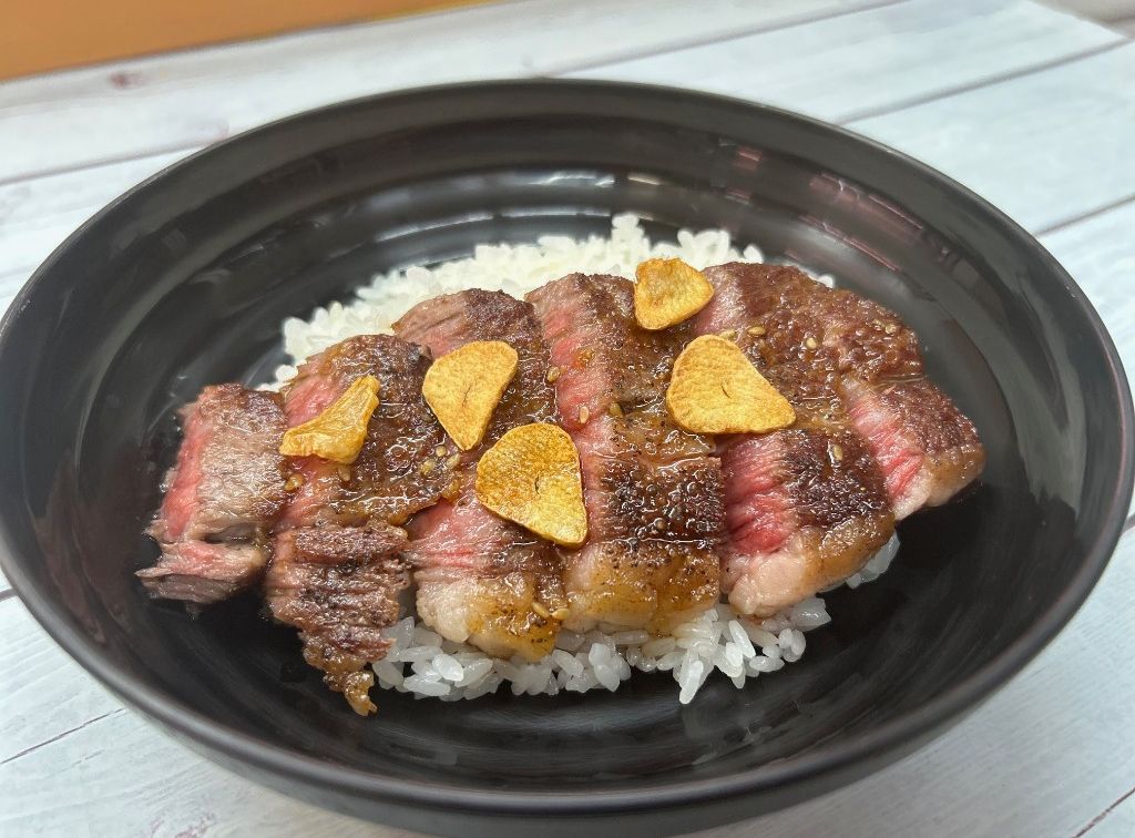 大麦牛の柔らかステーキ丼