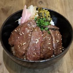 希少部位サブトン使用！甘辛山椒ダレの焼肉丼