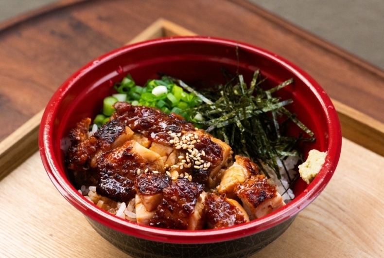 炭火焼 鶏まぶし丼 オルガン
