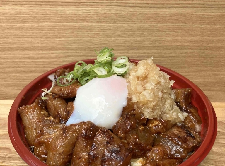 品川名物温玉牛すじホルモン飯(みぞれおろし)