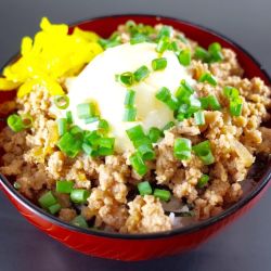 温玉鶏そぼろ丼