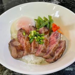 ステーキ丼　湯沢わらび添え