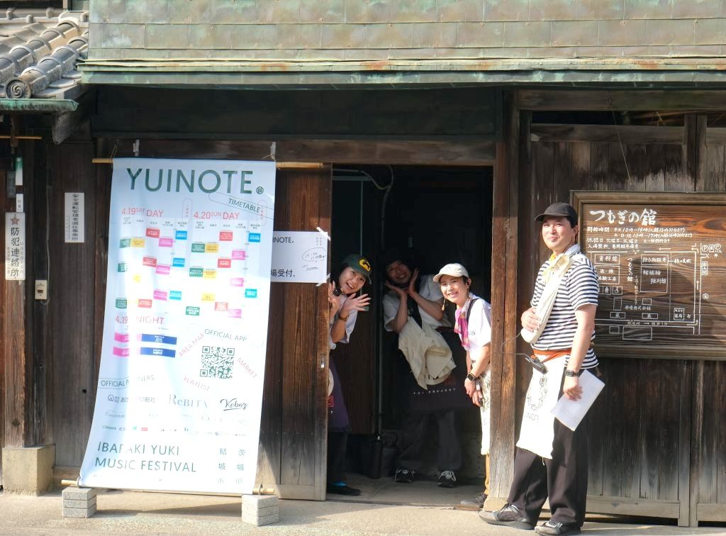 街中音楽祭「結いのおと」では、街中を歩きながら食べられるワンハンドメニューを