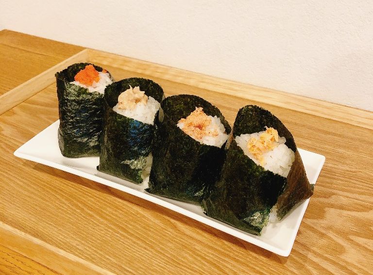 甲州地鶏の2色そぼろと野沢菜ラー油味噌のおにぎり