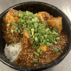 地元かぐら南蛮入り麻婆豆腐丼