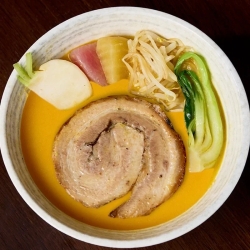 上海蟹の黄金スープと白金豚の炙りチャーシューメン