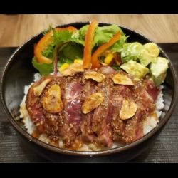 希少部位ザブトンの柔らかガーリックステーキ丼