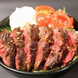 夢正牛の熟成ハラミステーキ丼（甘辛ダレ）